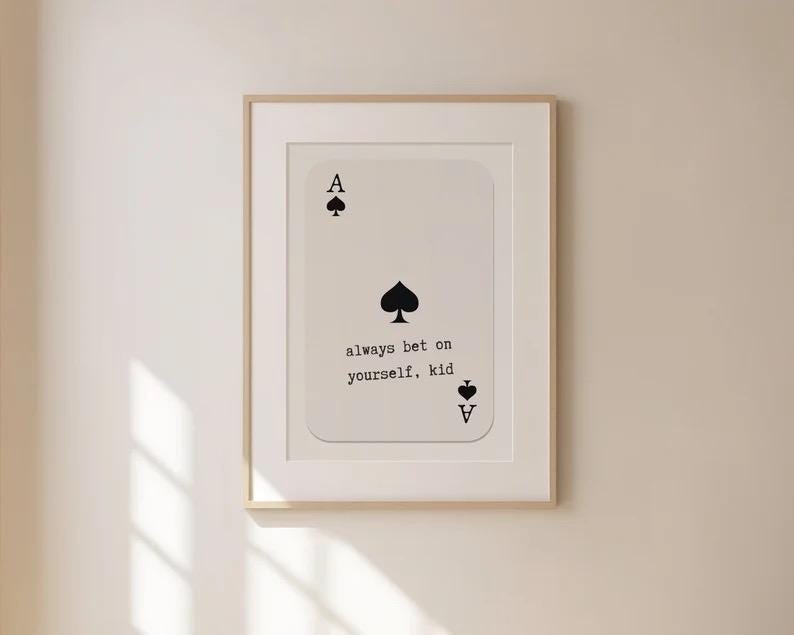 Puede incluir: Una impresi&oacute;n enmarcada de una carta de juego con el As de Picas. La carta tiene el texto "always bet on yourself, kid" impreso en ella.