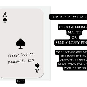 Puede incluir: Una impresi&oacute;n de arte imprimible en blanco y negro de una carta de as de picas con el texto "always bet on yourself, kid". La impresi&oacute;n mide 20,32 cm por 25,4 cm.