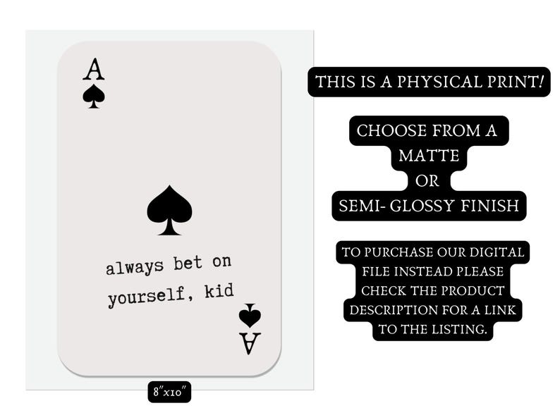 Puede incluir: Una impresi&oacute;n de arte imprimible en blanco y negro de una carta de as de picas con el texto "always bet on yourself, kid". La impresi&oacute;n mide 20,32 cm por 25,4 cm.
