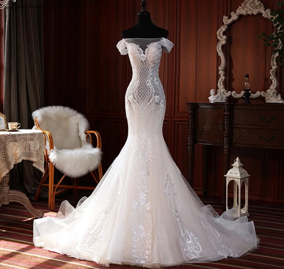 Glamorous Lace Appliques Mermaid Wedding Dress With Sleeveless main image 1