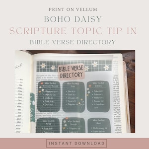 Puede incluir: Una página de la Biblia abierta con un directorio de versículos bíblicos "BOHO DAISY SCRIPTURE TOPIC TIP IN BIBLE VERSE DIRECTORY". El directorio incluye temas como "Cuando necesitas paz" y "Cuando te sientes solo".