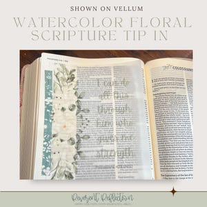 Könnte beinhalten: Eine durchscheinende Vellum-Einlage mit einem Aquarell-Blumenmuster aus grünen Blättern und weißen Blüten, die auf einer offenen Bibelseite liegt. Der Text "SHOWN ON VELLUM WATERCOLOR FLORAL SCRIPTURE TIP IN" steht oben, "Reverent Reflection" unten.