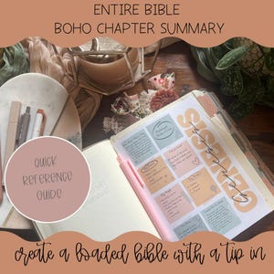 Può includere: Un libro aperto intitolato Entire Bible Boho Chapter Summary con una Quick Reference Guide. La pagina mostra un riassunto della Genesi con riquadri colorati contenenti testo, punti chiave e persone. Una penna rosa chiaro poggia sulla pagina.