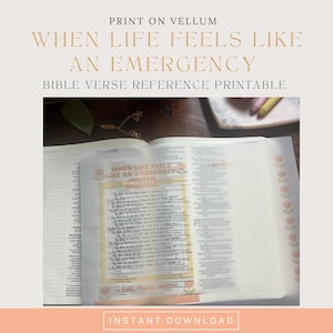 Könnte beinhalten: Ein durchscheinendes Pergamentblatt mit dem aufgedruckten Text "WHEN LIFE FEELS LIKE AN EMERGENCY" und einer Liste von Bibelstellen, verziert mit kleinen orangefarbenen Tulpenillustrationen, platziert auf einem aufgeschlagenen Buch.