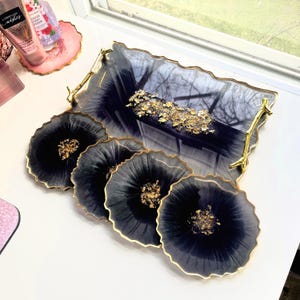 Bandeja con asas doradas y posavasos a juego, decoración versátil de ágata de resina de 30 cm, bandeja para perfumes, ideal para tocador y para la entrada.