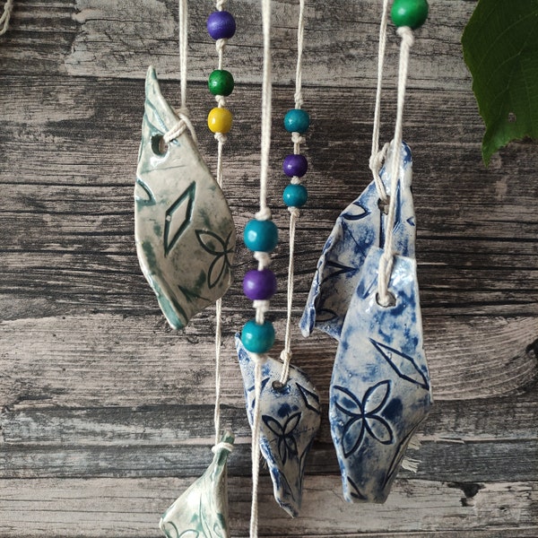 Windspiel Mobile Aufhänger Keramik handgetöpfert Unikat Blatt Struktur Perlen Schnur Gartendekoration Terrassenschmuck Klingel Weihnachten