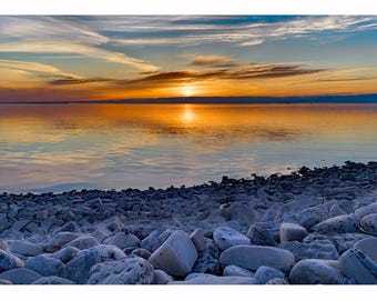 Reflektierter Sonnenuntergang von einer felsigen Küstenlinie, Door County, Wisconsin