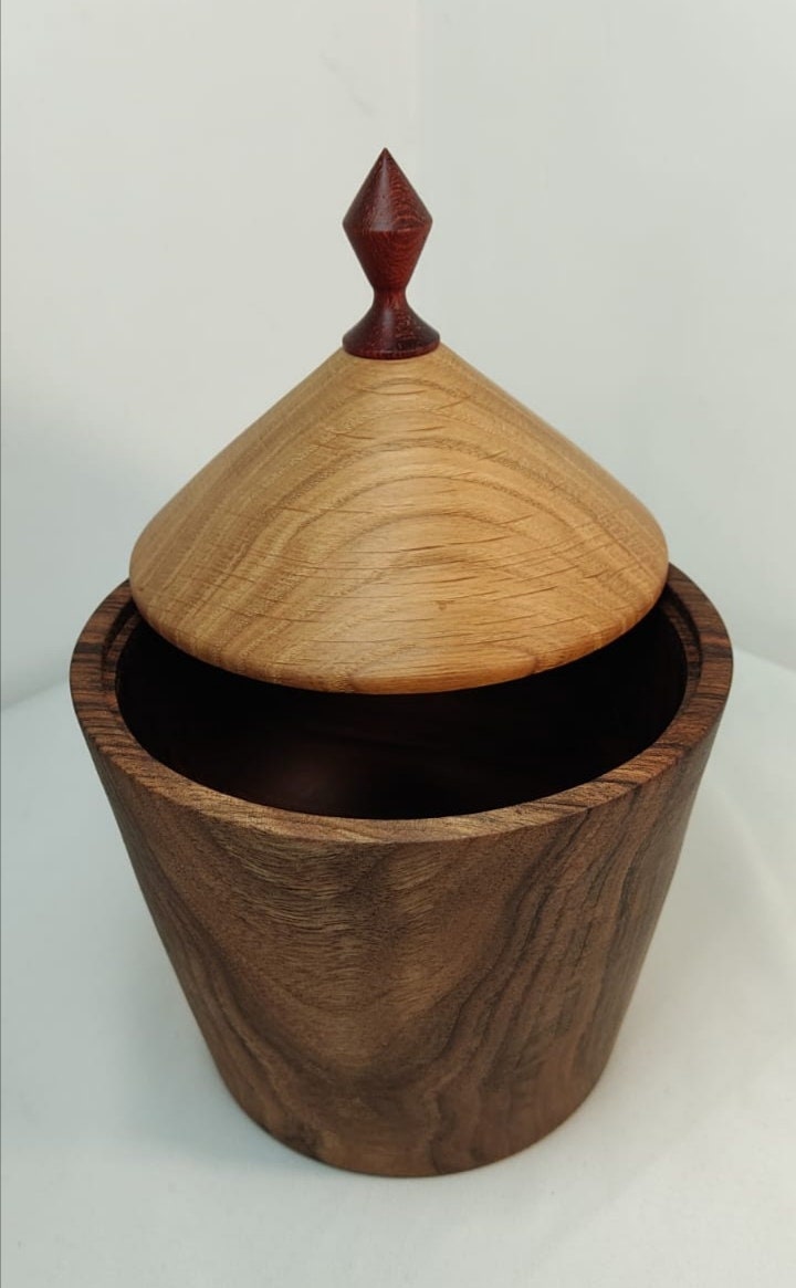 Boîte En Noyer Avec