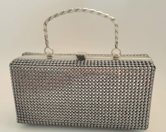 Bolso con asa superior Ande estilo caja con cuentas iridiscentes plateadas