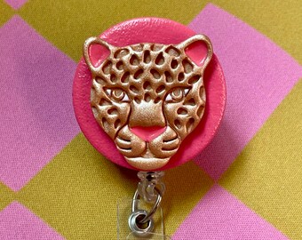 チーターピンク粘土バッジリール（ワニ口クリップ付き）/ハンドメイド