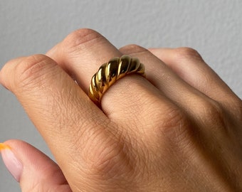 EBBA RING • Non-tarnish gold stainless steel twisted ring