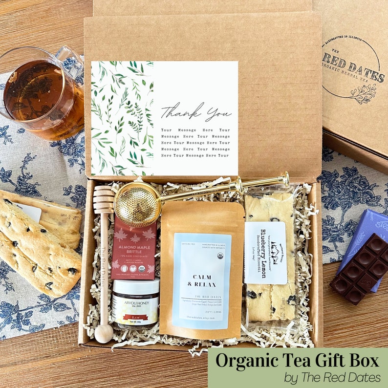 Caja de regalo de té con chocolate, Chai Biscotti, infusor de té dorado, miel y cazo y tarjeta / Gracias pensando en ti, regalo de bienestar para su madre imagen 1