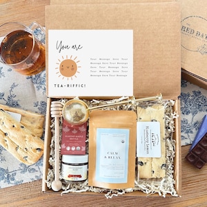 Tee-Liebhaber-Geschenkbox | Tee Sieb, Schokolade, Biscotti, Honig & Löffel, Karte | Danke, dass Sie an Sie denken Muttertag Gemütliches Entspannungsgeschenk