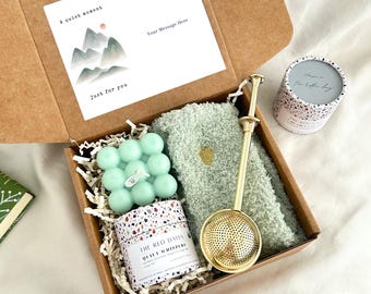Caja de regalo de té para inauguración de casa / Paquete acogedor para el nuevo hogar con té artesanal, vela, infusor dorado y calcetines suaves / Regalo de mudanza para ella o para él