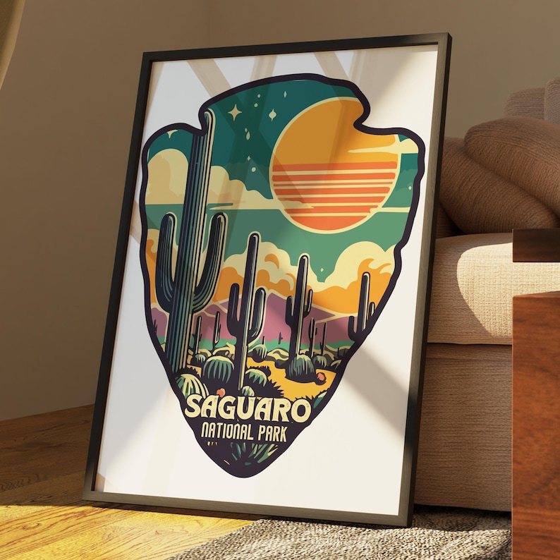Puede incluir: Una ilustraci&oacute;n de estilo retro del Parque Nacional Saguaro en Arizona. La imagen presenta un gran sol naranja con un cielo verde y azul, y un paisaje des&eacute;rtico con altos cactus. El texto "Saguaro National Park" est&aacute; impreso debajo de la imagen.