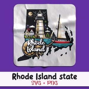 Op de afbeelding: Een kleurrijke afbeelding met de omtrek van Rhode Island, een vuurtoren, een zeilboot en de tekst "Rhode Island". Het ontwerp bevat een nachthemel, huizen en de tekst "Rhode Island state SVG + PNG".