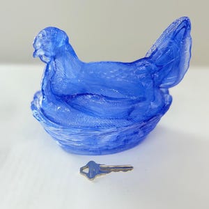 15 cm glashöna på bo, 7 färgalternativ - godisfat HON