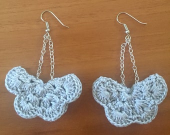 Handmade S-shaped white earrings with SimonettaDesign crochet