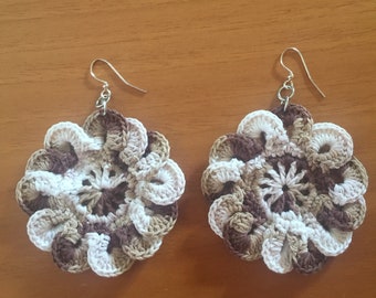 Handmade S-shaped white earrings with SimonettaDesign crochet