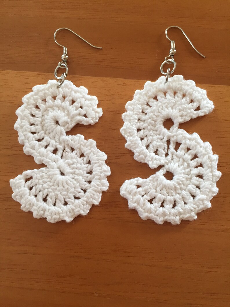 Handmade S-shaped white earrings with SimonettaDesign crochet