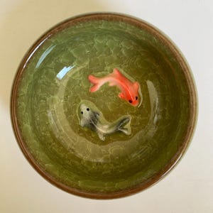 Bol de cerámica con diseño de pez koi y acabado craquelado para mojar – Plato de sushi Sage Green