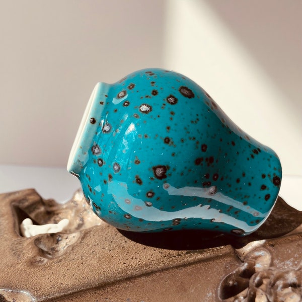 Vases fait main turquoise avec glaçure mouchetée dorée