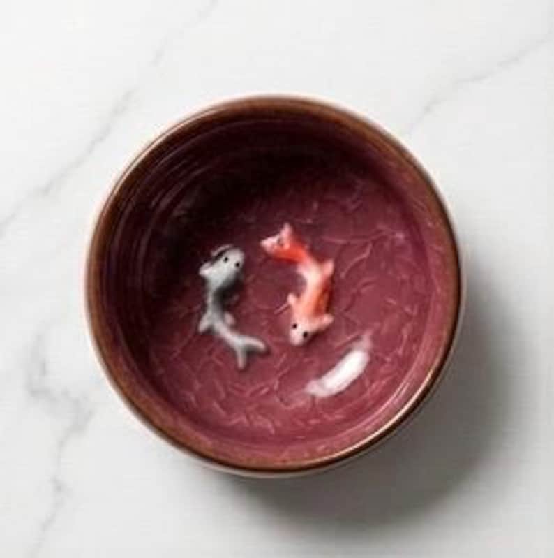Bol de cerámica con diseño de pez koi y acabado craquelado para mojar – Plato de sushi Red