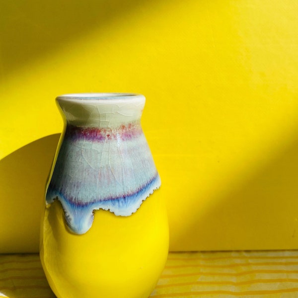 Petits vases faits main avec vernis jaune citron avec gouttes colorées.