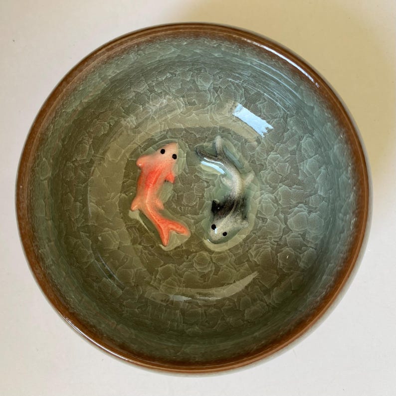 Bol de cerámica con diseño de pez koi y acabado craquelado para mojar – Plato de sushi Teal Green