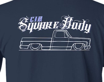 Puede incluir: Una camiseta azul marino con un contorno blanco de una camioneta pick-up y el texto "C10 Square Body" en una fuente estilizada.