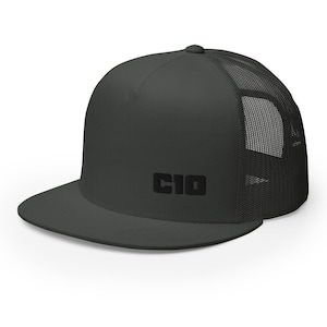 Puede incluir: Una gorra de camionero verde oscuro con una parte trasera de malla negra y un logotipo bordado en negro que dice "CIO".
