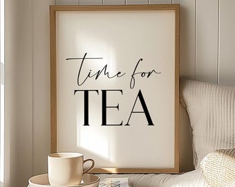 Op de afbeelding: Een ingelijste print met de woorden "Time for TEA" in zwart script en blokletters. Een beige kop en schotel staan op een stapel boeken. De scène speelt zich af in een lichte, gezellige kamer met een raam en een bed.