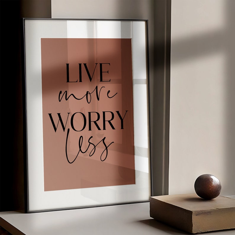 Lev mer och oroa dig mindre, väggkonst för hemmet, väggtavla för kontoret, kontorsdekor, väggkonst för hemmet, positiva affirmationer, inspirerande citatposter Terracotta