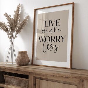 Lev mer och oroa dig mindre, väggkonst för hemmet, väggtavla för kontoret, kontorsdekor, väggkonst för hemmet, positiva affirmationer, inspirerande citatposter Stone