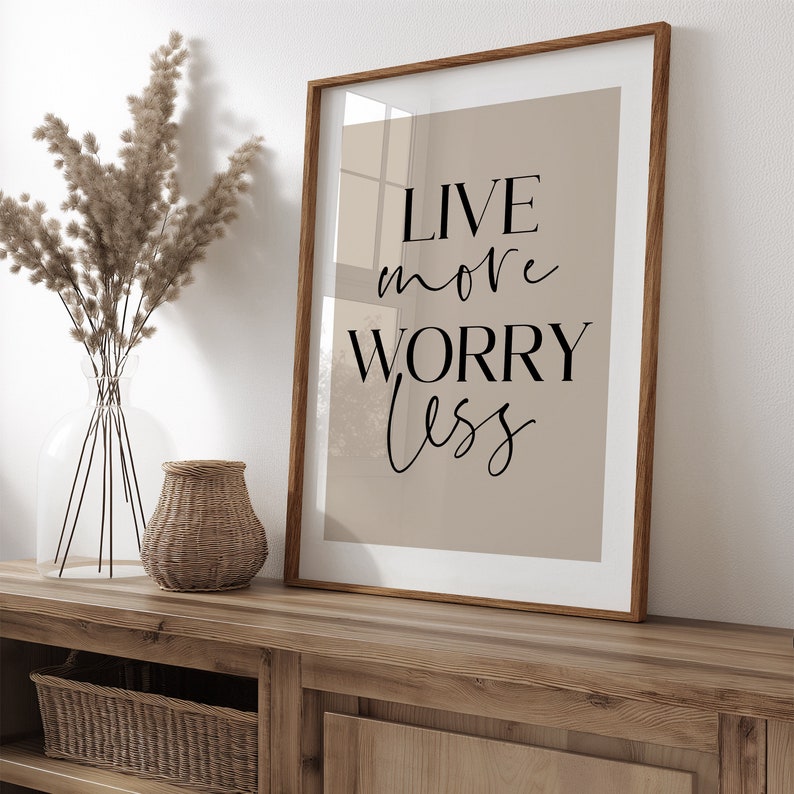 Lev mer och oroa dig mindre, väggkonst för hemmet, väggtavla för kontoret, kontorsdekor, väggkonst för hemmet, positiva affirmationer, inspirerande citatposter Stone