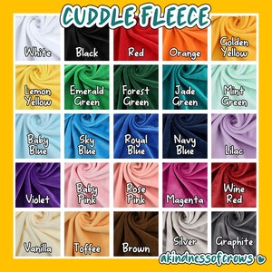 Może przedstawiać: Karta kolor&oacute;w pr&oacute;bek tkanin Cuddle Fleece w r&oacute;żnych kolorach, w tym białym, czarnym, czerwonym, pomarańczowym, ż&oacute;łtym, zielonym, niebieskim, r&oacute;żowym i brązowym. Tekst "Cuddle Fleece" znajduje się na g&oacute;rze.