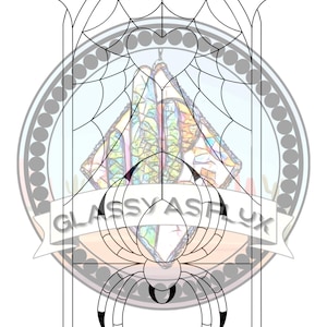 Op de afbeelding: Zwart-wit glas-in-lood ontwerp met een spinnen- en webmotief. Het ontwerp bevat een hartvorm en de tekst "Glassy Ashlux". De achtergrond heeft een kleurrijk, abstract ontwerp.
