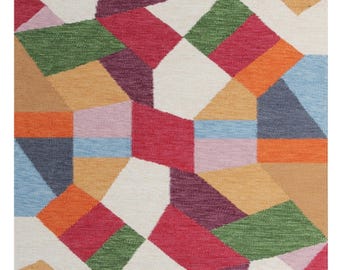 Könnte beinhalten: Ein farbenfroher geometrischer Teppich mit einem Patchwork-Design. Der Teppich weist eine Vielzahl von Formen in Rot-, Grün-, Orange-, Blau-, Lila- und Weißtönen auf. Der Teppich besteht aus einem gewebten Material.