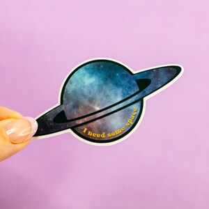Autocollant en vinyle J'ai besoin d'espace//Autocollant planète rigolote découpé pour carnet de notes pour ordinateur portable bouteille d'eau
