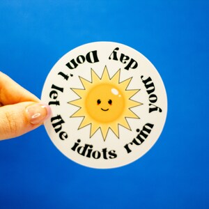 Ne laissez pas les idiots gâcher votre journée / / Sticker soleil positif découpé pour bouteille d'eau carnet de notes pour ordinateur portable