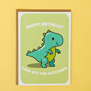 Feliz Aniversário! Cartão de Cuidado com os Asteroides // Cartão de Aniversário Engraçado T-Rex para Velhos Amigos e Família