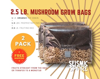 Może przedstawiać: Dwa 2,5-funtowe worki do uprawy grzybów z etykietą z napisem "2,5 LB. MUSHROOM GROW BAGS" i "2 PACK". Worki są wypełnione brązowym podłożem i warstwą żyta. Etykieta zawiera również napis "WYSYŁKA GRATIS".