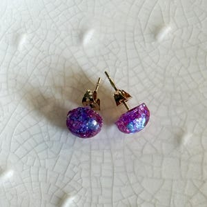 Lila glitzernde Ohrstecker für Frauen Geschenkidee für Sie Glitzernde Ohrstecker handgemachte harzige Ohrringe hypoallergen