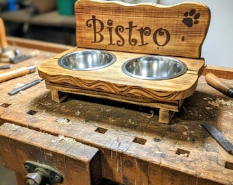 2x800ml Stazione di alimentazione "Bistro", barra di alimentazione per cani, realizzata in legno di recupero, ciotole incluse