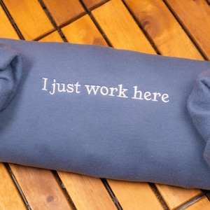 Sudadera con cuello redondo bordada "I Just Work Here", camiseta con cuello redondo sarcástica, camiseta con meme divertido, sudadera con capucha más vendida, regalo para amigos