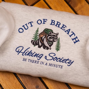 Sudadera de senderismo bordada: divertida sudadera de mapache con cuello redondo, ideal como regalo para amantes de la naturaleza.