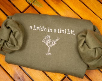 Eine Braut in einem Tini Bit Besticktes Sweatshirt, Espresso Martini Braut Rundhalsausschnitt, Future Mrs Shirt, Verlobungsgeschenk, Brautdusche Pullover