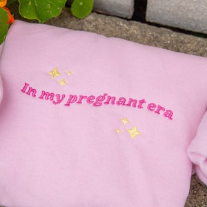Bluza z haftowanym okrągłym dekoltem In my Pregnant Era, prezent na baby shower, prezent dla nowej mamy, ujawnienie ciąży, bluza w ciąży, prezent dla nowej mamy