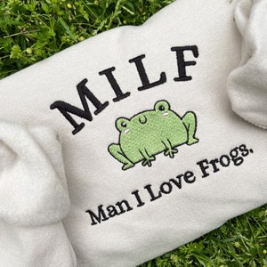Mila Frog Besticktes Sweatshirt, Frosch-Liebhaber-Pullover, lustiges Pulli, Übergroßes Sweatshirt, Cottagecore Froggy-Kleidung, Unisex Rundhalsausschnitt