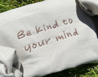 Sudadera "Sé amable con tu mente": cuello redondo bordado con mensaje de salud mental